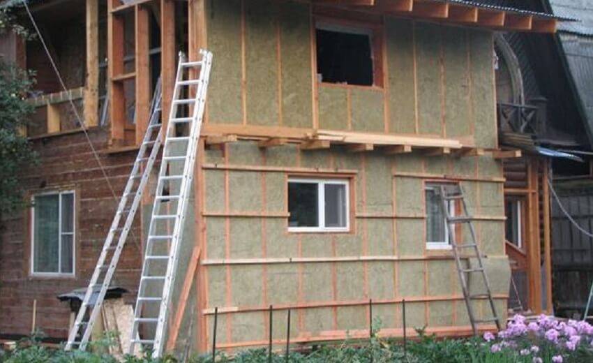 Ist es möglich, ein Holzhaus mit eigenen Händen mit Schaumstoff zu isolieren?