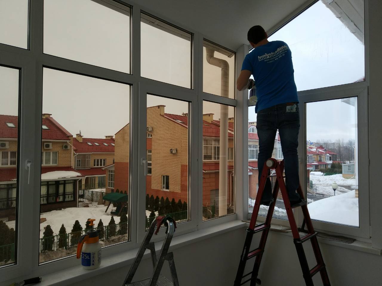Spiegeltönung von Balkonfenstern: Welche Farbe, Art zu wählen