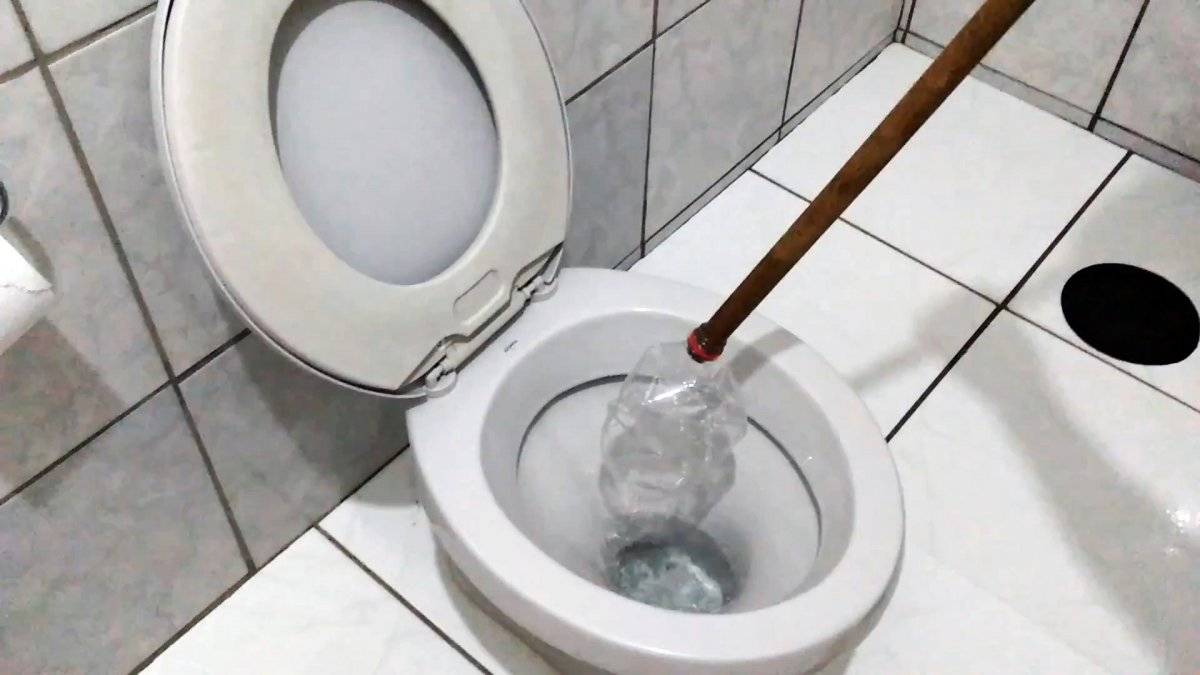 So reinigen Sie die Toilette mit einer Flasche: detaillierte Anweisungen