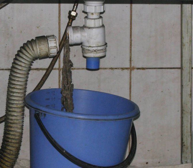 Wie und was die Verstopfung im Badezimmer zu reinigen