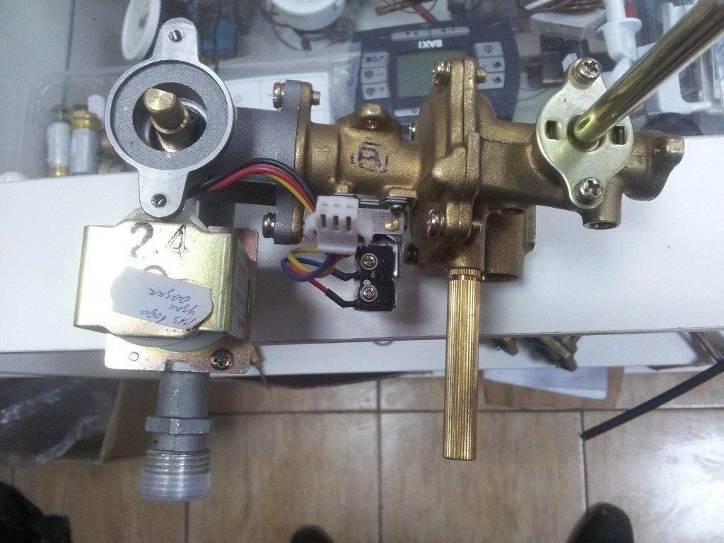 Do-it-yourself-Gerät und Reparatur eines Geysirs Newa 4511