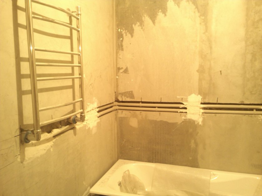 Einen beheizten Handtuchhalter an eine andere Wand im Badezimmer übertragen: Montageanleitung