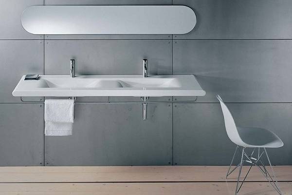 Deckenwaschbecken auf der Arbeitsplatte im Badezimmer: Typen und Installation