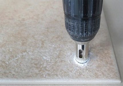 So installieren Sie eine Toilette auf einer Fliese: Ein Überblick über die besten Möglichkeiten und technischen Nuancen