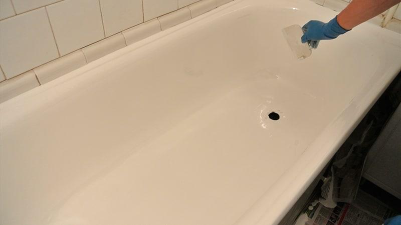So malen Sie ein Gusseisenbad