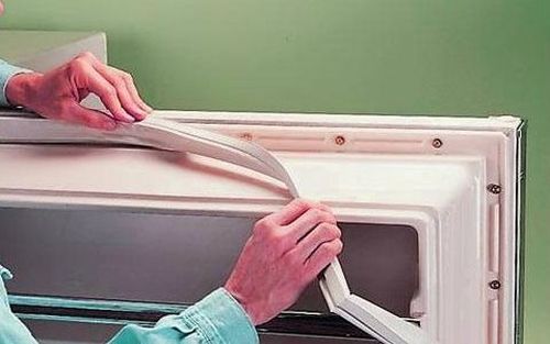 Wie man den Kaugummi am Kühlschrank wechselt und wie er geklebt werden kann