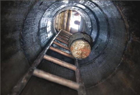 Ist es möglich, den alten Abwasserkanal aus Betonringen wiederzubeleben und ihn zu einem Teil der Klärgrube zu machen?