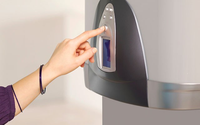 So verwenden Sie einen Warmwasserbereiter richtig: Bedienungsanleitungen für Durchlauf- und Speichergeräte