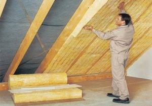 Deckendämmung in einem privaten Holzhaus von innen und außen: die Wahl des besten Materials und die Nuancen der Installation