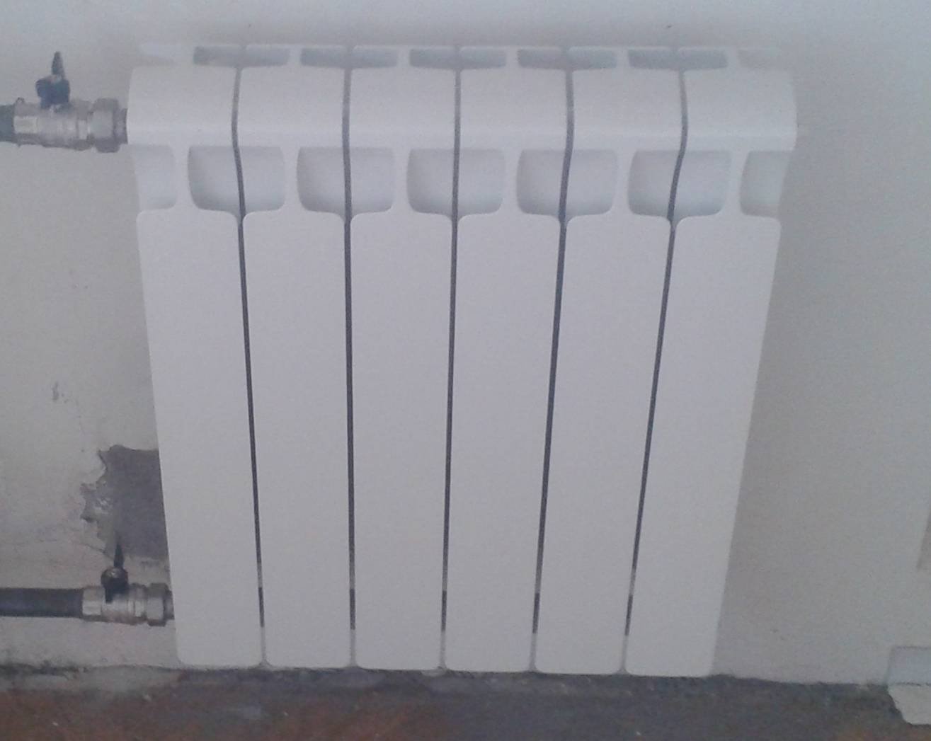 Austausch der Heizungsanlage in der Wohnung, wie man die Heizkörper tauscht, ggf. die Heizung ausschaltet, detaillierte Fotos und Videos