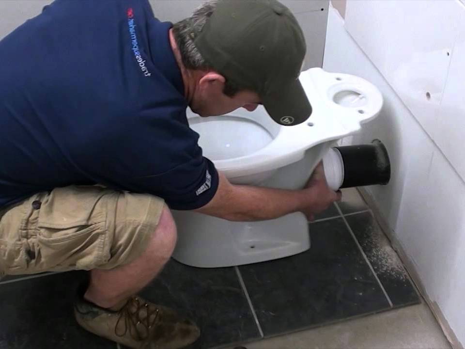 Installieren einer Toilette auf einem Fliesenboden: Anweisungen zum Installieren und Beschädigen der Fliese