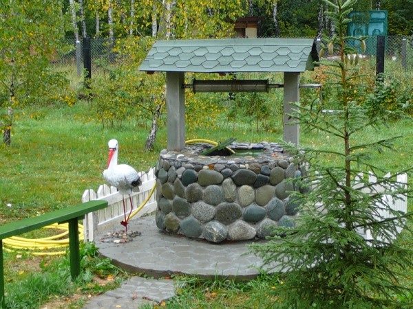 Beispiele für die Gestaltung von Landbrunnen