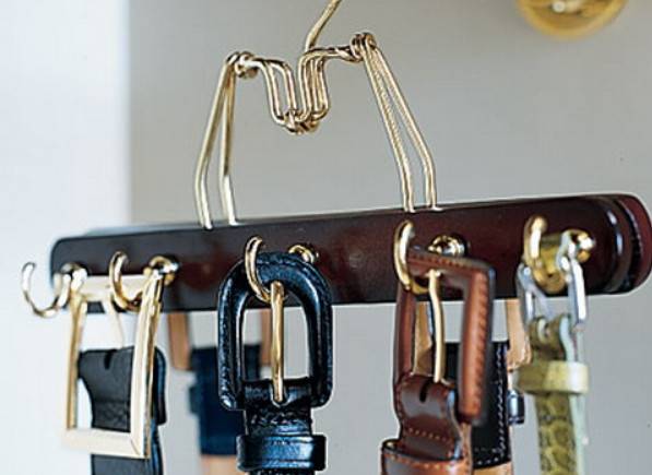 Wie man die Kleiderbügel im Schrank verbessert, damit einige Dinge nicht von ihnen herunterfallen