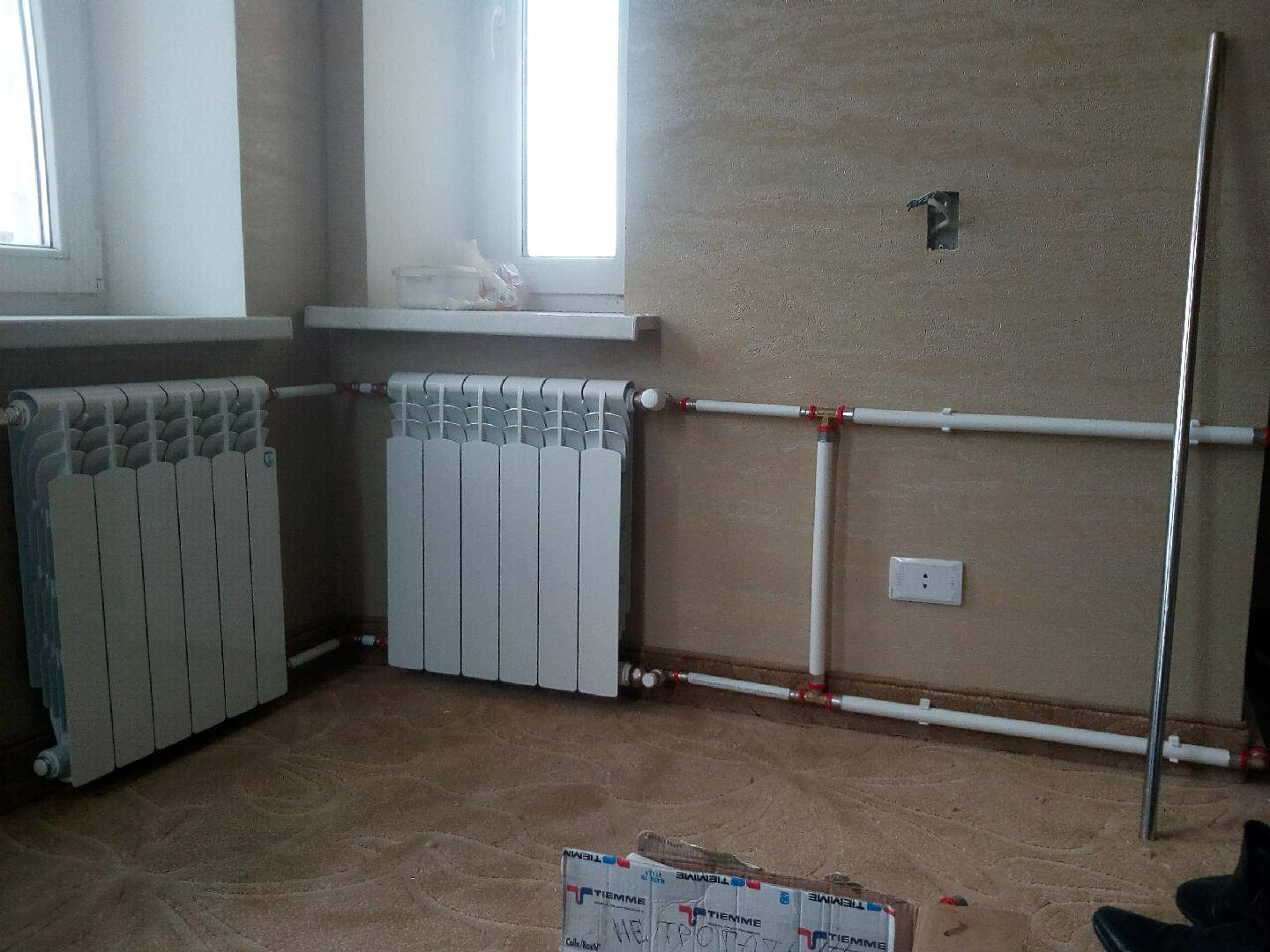 Es ist überhaupt nicht schwierig: Schritt-für-Schritt-Anleitung zum Installieren von Heizbatterien in einem Privathaus mit Anschluss
