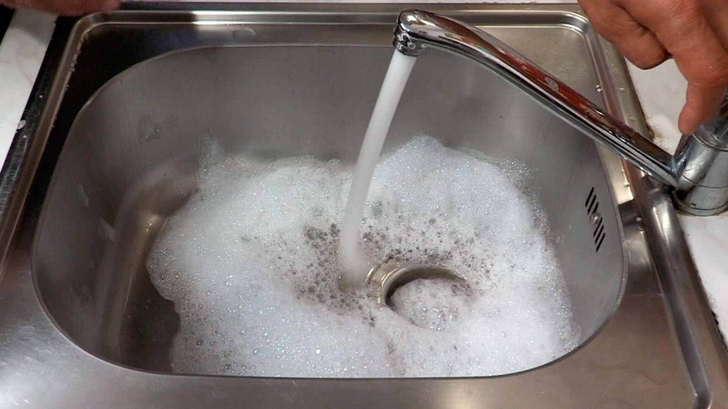 So beseitigen Sie eine Verstopfung im Waschbecken: 15 Wege, um zu Hause durchzubrechen