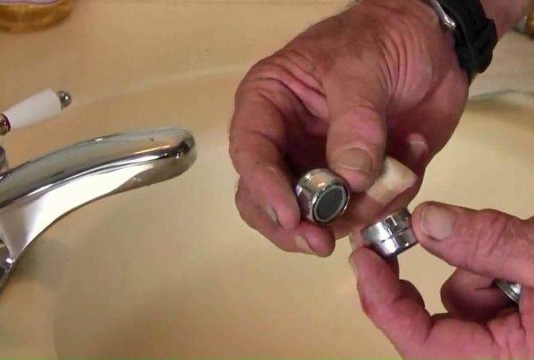 Sådan fjerner du en blokering i en vask: Hvordan og hvordan du fjerner et tilstoppet rør