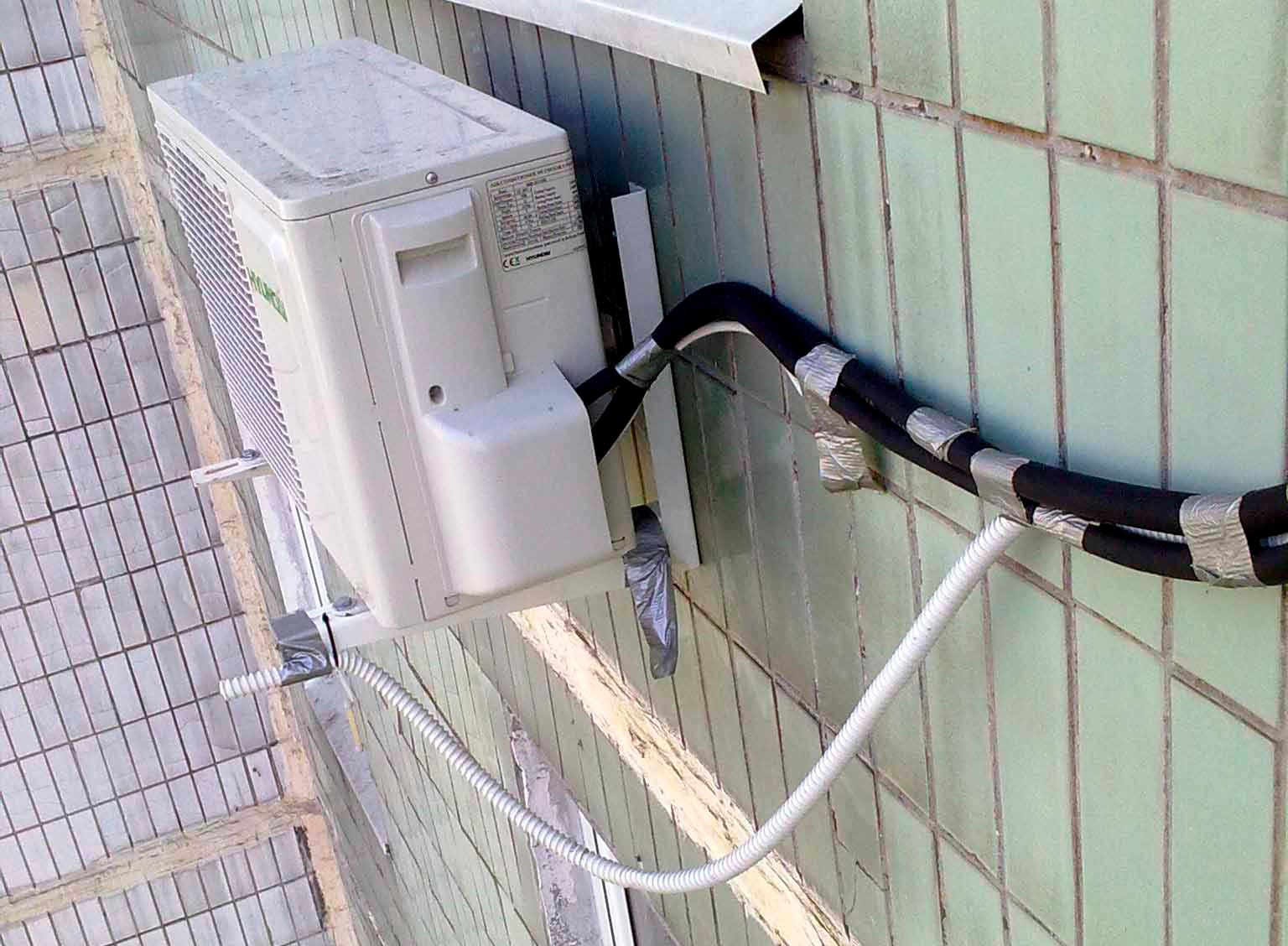 Wohin der Abfluss des Klimaanlagenwassers zu bringen ist: die Abflussleistung und die Abflussrate des Wassers aus dem Split-System