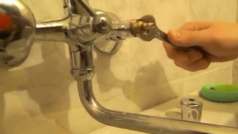Was tun, wenn der Wasserhahn undicht ist: Ursachen für Undichtigkeiten und Methoden zu ihrer Beseitigung
