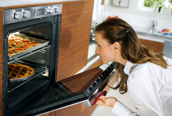 Der Gasbackofen backt schlecht: warum der Backofen nicht von unten und von oben backt und wie man das beseitigen kann