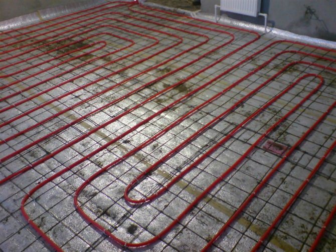 Installation eines wasserbeheizten Fußbodens aus vernetztem Polyethylen