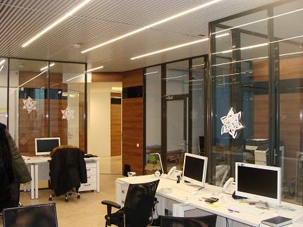 Lineare LED-Lampen: Eigenschaften, Typen + Nuancen der Montage linearer Lampen