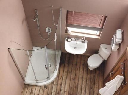 Hjørnetoilet med en cisterne: fordele og ulemper, skema og funktioner ved at installere et toilet i et hjørne