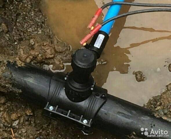 Anzapfen einer Wasserleitung: Wie man mit eigenen Händen in eine Druckinstallationsstruktur schneidet, wie man es im rechten Winkel macht