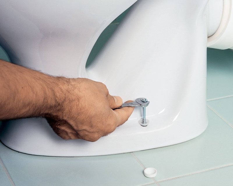 Eine Toilettenschüssel auf einer Fliese am Boden befestigen - Methoden im Überblick + Anleitung!