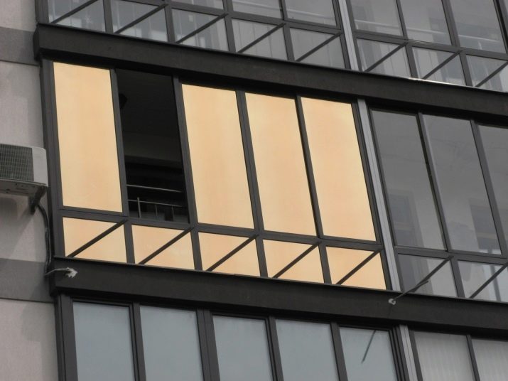 Farvning af vinduer på balkonen: filmtyper, udvælgelseskriterier og installationsfunktioner