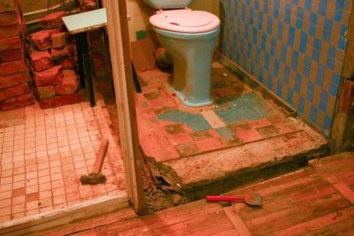 Hvordan flytter man toilettet korrekt væk fra stigrøret, når man kombinerer bad og toilet?