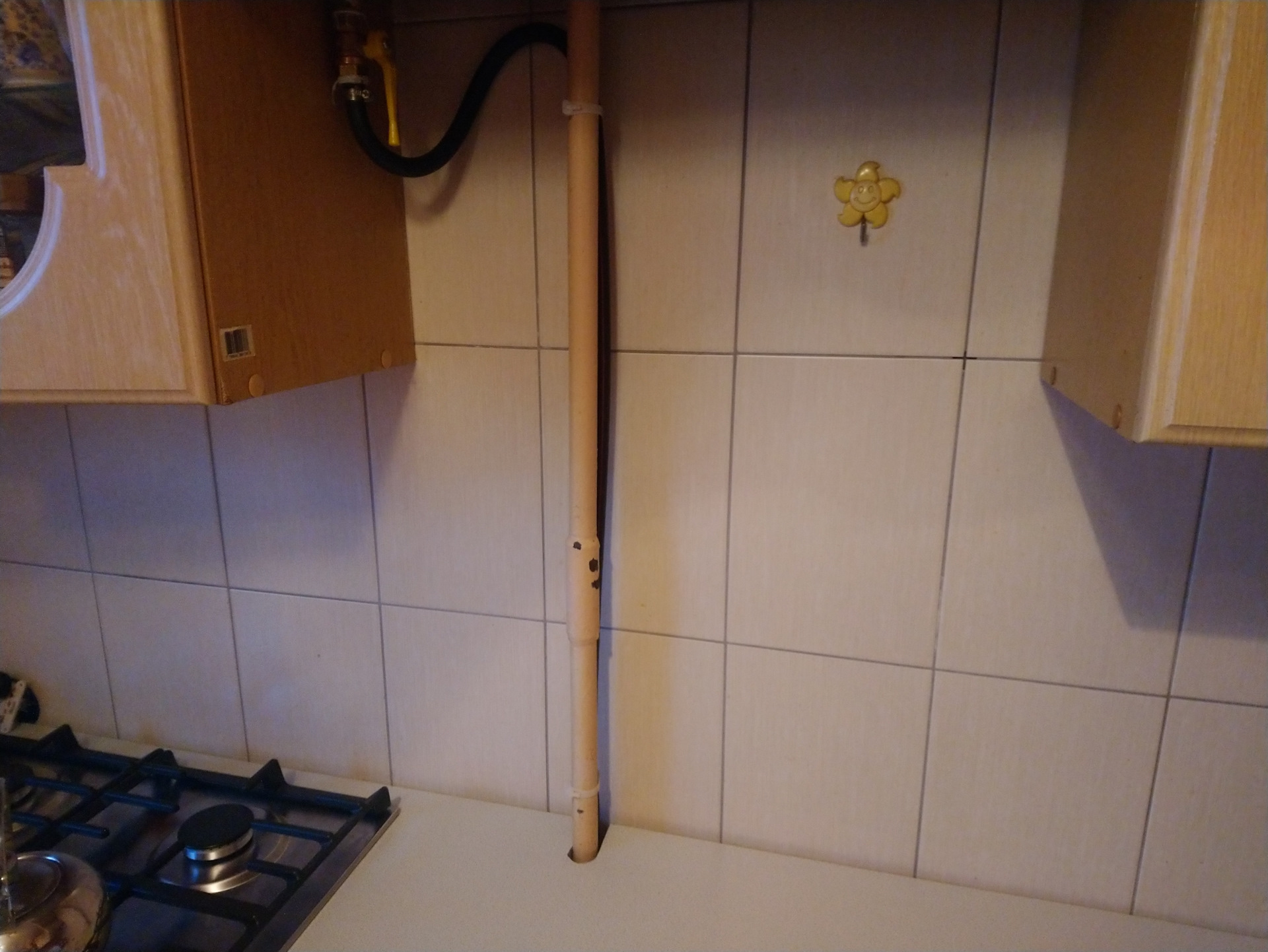 Ist es möglich, einen Kühlschrank neben einen Gasherd zu stellen: In der Küche in der Nähe des Elektroherds, wie groß ist der Mindestabstand, wie schützt, was legt, trennt
