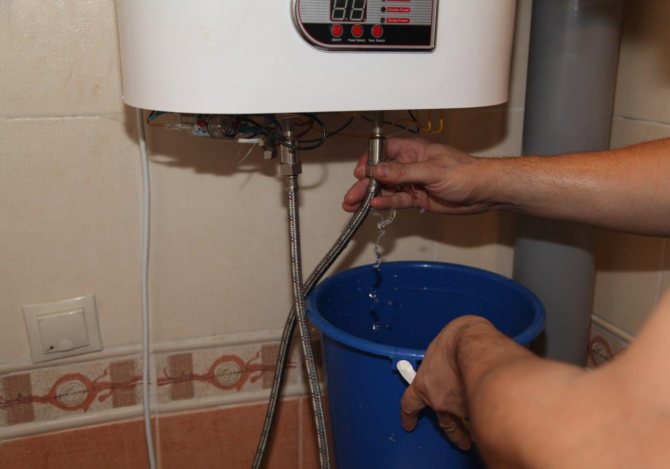 So lassen Sie Wasser aus einem Kessel ab - Anweisungen