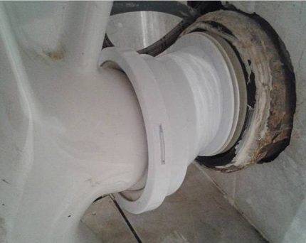Wie schließe ich die Manschette (gerade und exzentrisch) für die Toilette an?