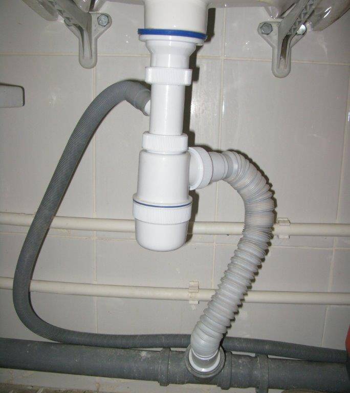 Anschluss der Waschmaschine an Wasserversorgung und Kanalisation!