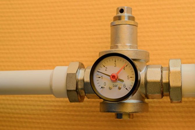 Wir werden alle Vor- und Nachteile abwägen oder ob in einer Wohnung und einem Privathaus ein Wasserdruckminderer benötigt wird