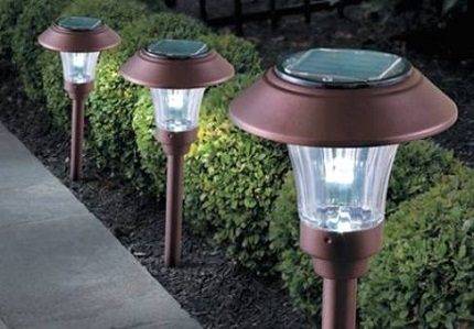 Solarbetriebene Rasenlampen: ein Gerät, wie man + Installationsnuancen auswählt