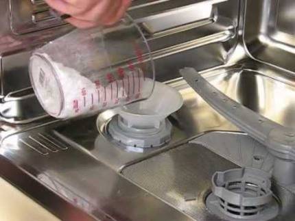 Opvaskemaskine salt: hvad er det til, hvordan man bruger det + producentens vurdering