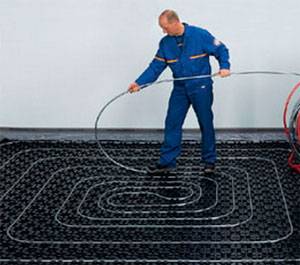 Sådan laver du et vandopvarmet gulv med dine egne hænder: en trin-for-trin guide fra design til montering
