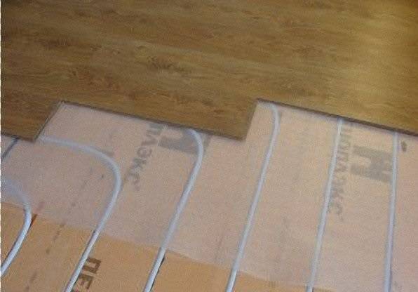 Installation eines warmen Bodens unter Linoleum auf einem Holzboden: Arten von Heizsystemen und Linoleum, ein schrittweiser Prozess zur Installation eines warmen Bodens in einer Wohnung