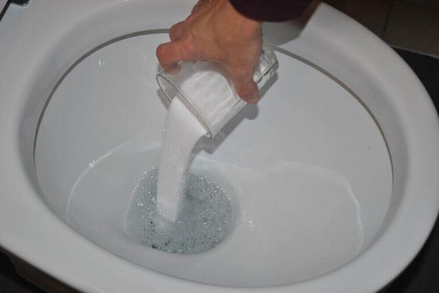 So reinigen Sie die Toilette von Kalk, Rost und Harnsteinen
