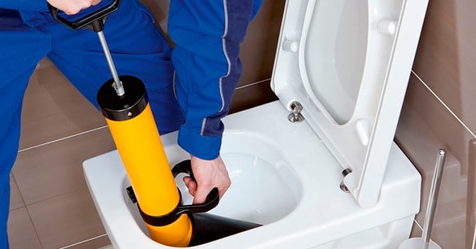 Sådan rengøres kloakrør i et privat hjem: typer af blokeringer og rengøringsmetoder