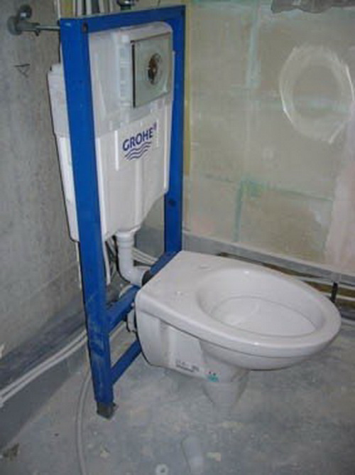 Toiletteninstallation zum Selbermachen, wie man eine bodenstehende und hängende Toilettenschüssel mit eigenen Händen installiert