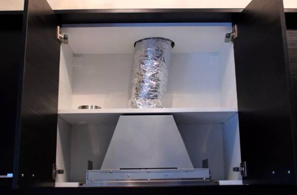 Emhætte til køkkenet med en luftkanal: hvordan man arrangerer en emhætte i køkkenet med og uden kasse