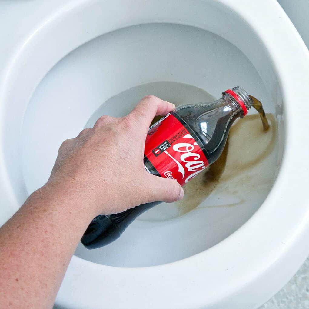 Was passiert, wenn Sie Coca-Cola in die Toilette gießen?