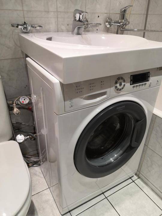 Waschbecken über einer Waschmaschine (125 Fotos): eine „Seerose“ über einer Schreibmaschine, ein Modell mit Arbeitsplatte und ein flaches Modell, mit Badezimmerschrank, Abmessungen und Materialien, Nutzungsbewertungen