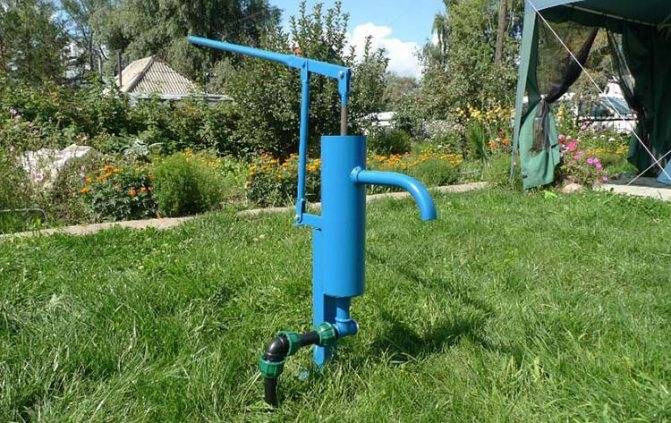 Wie man mit eigenen Händen eine Wasserpumpe baut. wie man eine hausgemachte Handpumpe für Wasser aus Kunststoffrohren mit eigenen Händen herstellt