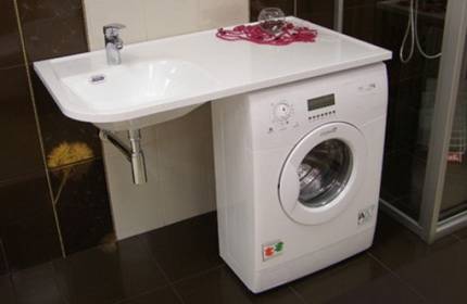 Die Nuancen der Installation eines Waschbeckens über einer Waschmaschine: ein Schritt-für-Schritt-Arbeitsbeispiel