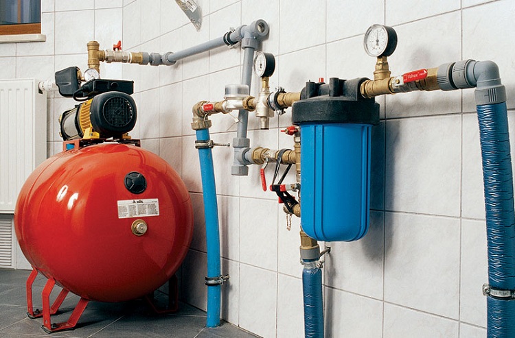 So pumpen Sie Luft in das Ausdehnungsgefäß des Kessels