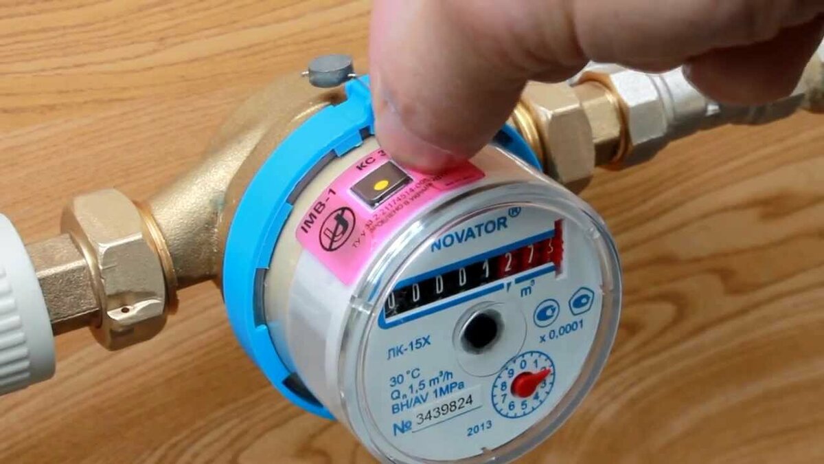 Was ist ein Warmwasserzähler mit Temperatursensor für eine Wohnung?
