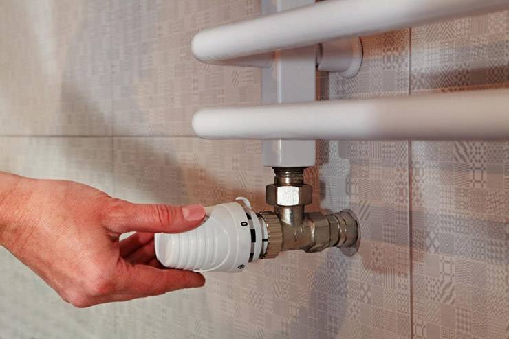 Do-it-yourself-Rohrleitung im Badezimmer